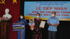 Tỉnh An Giang tiếp nhận các phần quà do doanh nghiệp hỗ trợ trong chương trình "Sóng và máy tính cho em". (Ảnh: Nhân Dân)