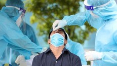 Lấy mẫu xét nghiệm COVID-19. Ảnh: Anh Tú.