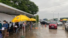 Lực lượng chức năng tại chốt cửa ngõ Hà Nội kiểm tra giấy tờ người ra, vào Thủ đô. (Ảnh: VOV)