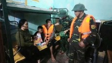 Cán bộ, chiến sỹ Đồn Biên phòng Đồ Sơn thăm hỏi, động viên người gặp nạn. (Nguồn: bienphong.com.vn)