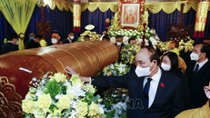 Chủ tịch nước Nguyễn Xuân Phúc viếng Đại lão Hòa thượng Thích Phổ Tuệ. Ảnh: Thống Nhất/TTXVN