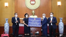 UBTƯ MTTQ trao tiền hỗ trợ cho trẻ em mồ côi do dịch COVID-19 tại TP Hồ Chí Minh. (Ảnh: TTXVN) 