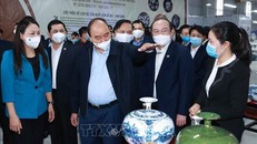 Chủ tịch nước Nguyễn Xuân Phúc thăm mô hình Hợp tác xã Bồ Bát, xã Yên Thành, huyện Yên Mô. Ảnh: Thống Nhất/TTXVN