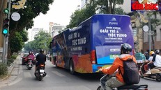 Xe 45 chỗ dán đề can kín xe quảng cáo dự án bất động sản trên phố Bà Triệu (quận Hoàn Kiếm).(Ảnh: TTXVN)