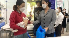 Bà Trương Thị Ánh, Phó chủ tịch Ủy ban Trung ương MTTQ VN đến trao tặng sữa cho các em thiếu nhi có hoàn cảnh khó khăn tại Bệnh viện Nhi đồng 1. (Ảnh: TTXVN) 