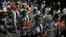 Nhân viên y tế và sinh viên tham gia cuộc biểu tình phản đối đảo chính quân sự. (Ảnh: AFP)