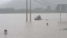 Lũ gây ngập đường ĐT 642 khoảng 1m, người dân huyện Đồng Xuân (Phú Yên) phải dùng sõng đi lại. (Ảnh: Duy Thanh) 