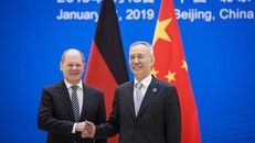 Tân Thủ tướng Đức Olaf Scholz thời còn là Bộ trưởng Tài chính và Phó Thủ tướng Trung Quốc Lưu Hạc. (Ảnh: Tagesspiegel)
