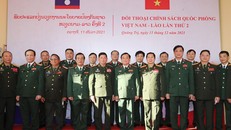 Đồng chí Thượng tướng Hoàng Xuân Chiến, Thứ trưởng Bộ Quốc phòng nước CHXHCN Việt Nam và Trung tướng Vongkham Phommakone, Thứ trưởng Bộ Quốc phòng nước CHDCND Lào cùng quan chức Quốc phòng 2 nước trước giời đối thoại. (Ảnh: TTXVN)