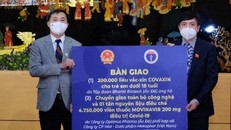 Đồng chí Tổng thư ký Quốc hội- Chủ nhiệm Văn phòng Quốc hội Bùi Văn Cường trao biển đề tặng 200.000 liều vaccine Covaxin cho trẻ em dưới 18 tuổi do Tập đoàn Bharat Biotech (Ấn Độ) ủng hộ và chuyển giao toàn bộ công nghệ; 01 tấn nguyên liệu điều chế thuốc điều trị COVID-19 Movinavir 200mg cho Thứ trưởng Bộ Y tế Trần Văn Thuấn (Ảnh: Trần Minh)
