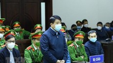 Cựu Chủ tịch UBND thành phố Hà Nội Nguyễn Đức Chung khai báo trước tòa. (Ảnh: TTXVN)