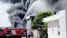 Lực lượng cảnh sát tiếp cận hiện trường dập lửa. Ảnh: P.N.