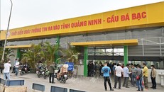 Chốt kiểm soát phòng, chống dịch COVID-19 tại cầu Đá Bạc (TP Uông Bí) được chuyển thành chốt kiểm soát thông tin người ra vào tỉnh Quảng Ninh. (Ảnh: TTXVN)