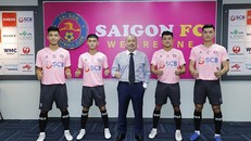 Ông Trần Hòa Bình, Chủ tịch CLB Hà Nội và 4 cầu thủ sẽ sang Nhật Bản thi đấu. (Ảnh: Bongdaplus)