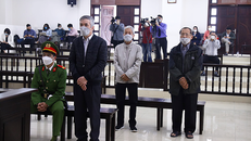 Các bị cáo nghe HĐXX tuyên án. (Ảnh: Danh Trọng)