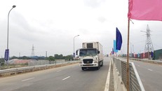 Những chiếc xe đầu tiên lưu thông trên đoạn cao tốc Cao Bồ - Mai Sơn. (Ảnh: Báo Tài nguyên & Môi trường)