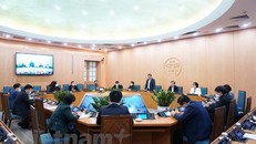 Các đại biểu tham dự cuộc họp của Ban Chỉ đạo phòng, chống dịch COVID-19 thành phố Hà Nội với các quận, huyện. (Ảnh: PV/Vietnam+)