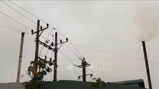 Khói đen bốc ra từ lò đốt của Công ty cổ phần may Tây Sơn. Ảnh: Tường Quân/TTXVN