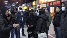 Người Việt sơ tán từ Ukraine tới Nhà ga chính ở thủ đô Bucarest, Romania. Ảnh: Mạnh Hùng/PV TTXVN tại Romania