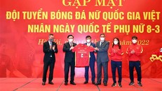 Đội tuyển nữ quốc gia tặng chiếc áo thi đấu có chữ ký của Ban huấn luyện và các cầu thủ cho Chủ tịch Quốc hội Vương Đình Huệ. Ảnh: Phạm Kiên/TTXVN