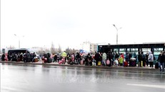 Bà con tới sân bay thủ đô Bucharest, Romania. Ảnh: Mạnh Hùng - P/v TTXVN từ Bucharest, Romania