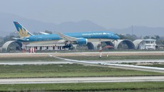 Chuyên cơ của Vietnam Airlines đưa các kiều bào hạ cánh xuống Sân bay Quốc tế Nội Bài. (Ảnh: Lâm Khánh/TTXVN)