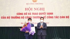 Bộ trưởng Nguyễn Hồng Diên trao quyết định bổ nhiệm Phó Tổng Biên tập Báo Công Thương Nguyễn Văn Minh. (Ảnh: Báo Công Thương0