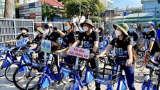 Đại diện Ban tổ chức cùng tham gia đạp xe với các bạn đoàn viên thanh niên. (Ảnh: TTXVN)