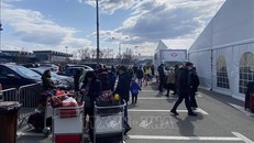 Bà con vào làn chờ chuẩn bị làm thủ tục xuất cảnh tại sân bay thủ đô Bucharest, Romania. (Ảnh: TTXVN)