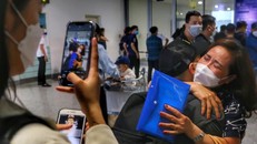 Người thân ghi lại khoảnh khắc xúc động khi gia đình đoàn tụ. (Ảnh: Tuấn Đức/TTXVN) 