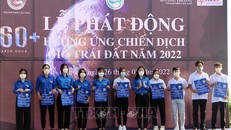 Chuyển giao 1.800 túi thân thiện môi trường cho đại diện Đoàn thanh niên các quận, huyện. (Ảnh: TTXVN)