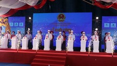 Các đại biểu thực hiện nghi thức ấn nút khởi công dự án. (Ảnh: Đỗ Trưởng/TTXVN)