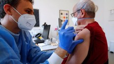 Tiêm vaccine COVID-19 cho người cao tuổi tại Berlin, Đức. (Ảnh: Reuters)