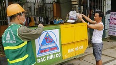 Rác thải được hướng dẫn phân loại trực tiếp trong quá trình thu gom ở Tuyên Quang. Ảnh: Nam Sương/TTXVN 