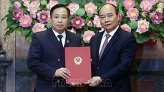 Chủ tịch nước Nguyễn Xuân Phúc trao Quyết định bổ nhiệm chức vụ Phó Chánh án Tòa án Nhân dân tối cao cho ông Phạm Quốc Hưng. Ảnh: Thống Nhất/TTXVN