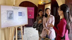 Giới thiệu, thuyết minh sách tại triển lãm. (Ảnh: TTXVN)