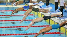 Các VĐV thi đấu chung kết nội dung 100m bơi ếch nam. Ảnh: Phạm Kiên/TTXVN