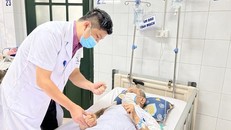 Các bác sỹ thăm khám cho bệnh nhân sau phẫu thuật. (Ảnh: PV/Vietnam+)