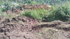 Sụt lún, nứt gãy địa chất trên cung trượt sạt tại xã Nậm Tin (huyện Nậm Pồ). (Ảnh: TTXVN phát)