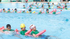 Hoạt động hướng đến trang bị những kỹ năng cần thiết cho trẻ để chống đuối nước, giúp trẻ học bơi từ sớm.