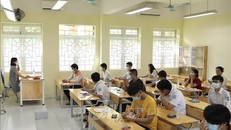 Thí sinh điểm thi Trường THCS Ngô Quyền trước giờ thì môn Toán, sáng 19/6. Ảnh: Hoàng Hiếu/TTXVN