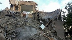 Hiện trường đổ nát sau trận động đất có độ lớn 6,1 ở miền Đông Afghanistan, ngày 22/6/2022. Ảnh: APA/TTXVN 