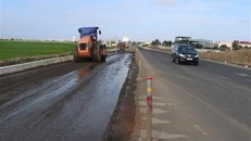 Đơn vị thi công thực hiện dự án cải tạo, nâng cấp một tuyến Quốc lộ. (Ảnh: Phạm Cường/TTXVN)