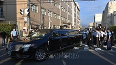 Đoàn xe chở thi hài của cố Thủ tướng Nhật Bản Abe Shinzo rời Bệnh viện Đại học Y Nara về tư gia của ông ở thủ đô Tokyo ngày 9/7/2022. Ảnh: AFP/TTXVN 