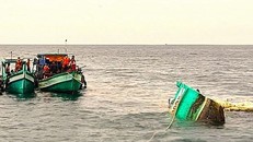 Tàu cá bị nạn. (Ảnh: TTXVN phát)