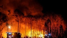 Các nhân viên cứu hộ vật lộn với những đám cháy rừng dữ dội gần Louchats ở Gironde, Tây Nam nước Pháp ngày 17/7/2022. (Ảnh: AFP) 