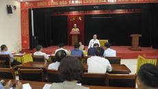 Phó Chủ tịch UBND huyện Đông Anh Nguyễn Anh Dũng làm việc với các cá nhân, đơn vị về việc tổ chức cưỡng chế thu hồi đất xây dựng hạ tầng khu cây xanh, kết hợp với sinh hoạt văn hóa cộng đồng tại thôn Nhuế, xã Kim Chung. (Ảnh: Minh Nghĩa/TTXVN) 