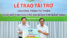 Ông Đỗ Thanh Tuấn – Giám đốc Đối Ngoại Vinamilk (bên trái) đại diện trao kinh phí hỗ trợ chương trình mổ tim miễn phí cho các bệnh nhi có hoàn cảnh khó khăn.