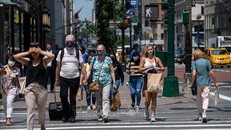 Người dân di chuyển dưới tiết trời nắng nóng tại New York, Mỹ.