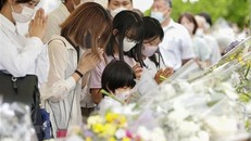 Người dân viếng cố Thủ tướng Nhật Bản Abe Shinzo tại Nara. (Ảnh: Kyodo/TTXVN) 